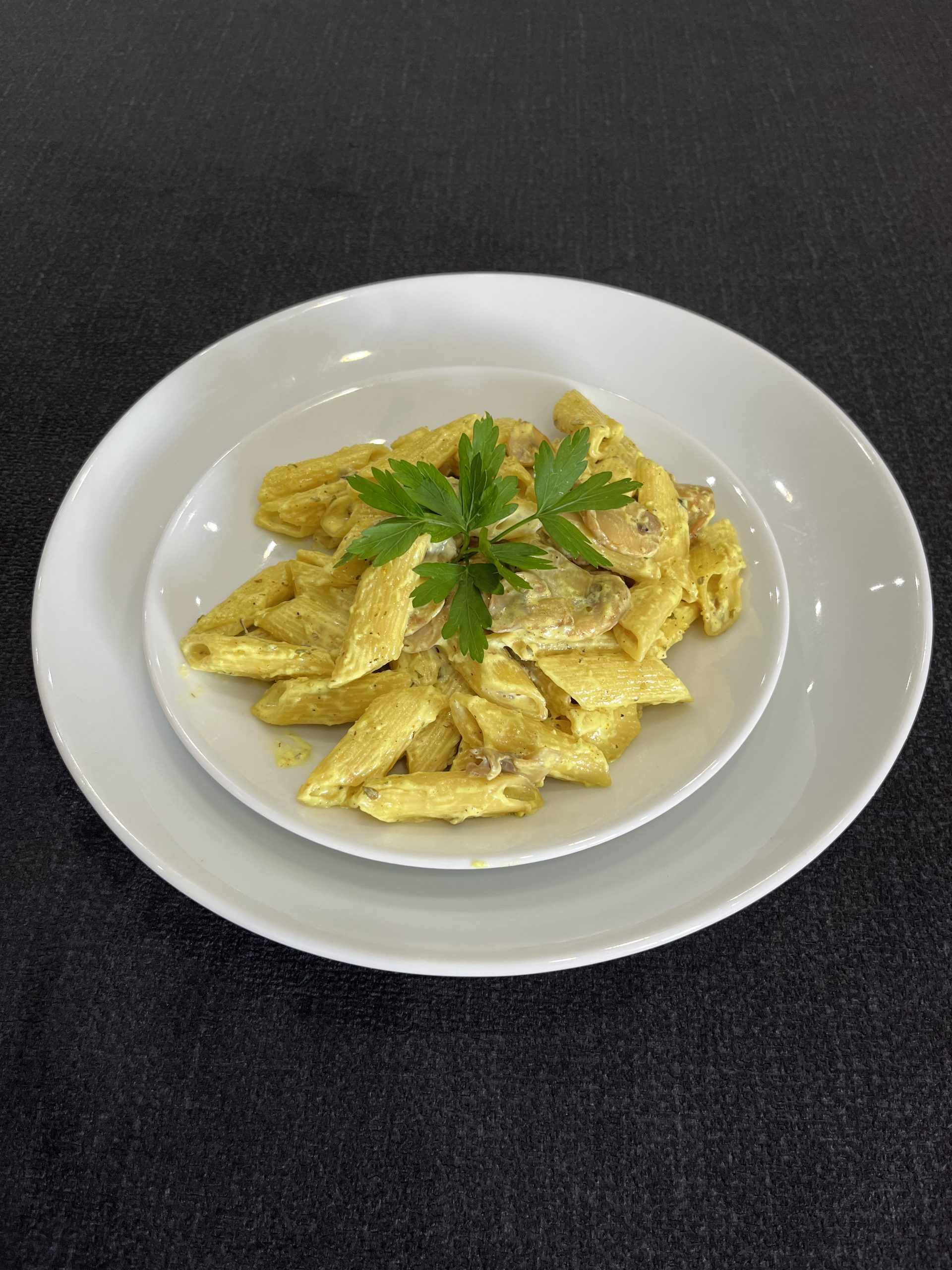Kremalı Fesleğenli Penne Makarna